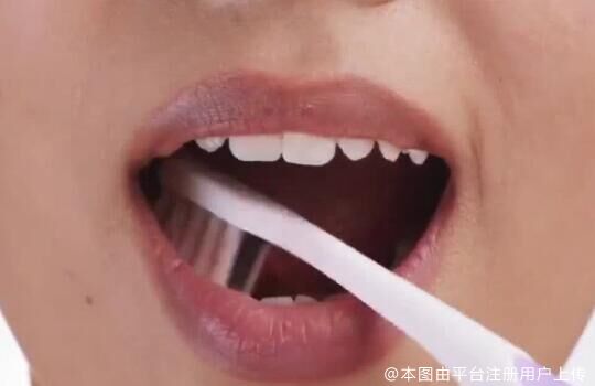 刷牙时到底应该用冷水还是热水呢？